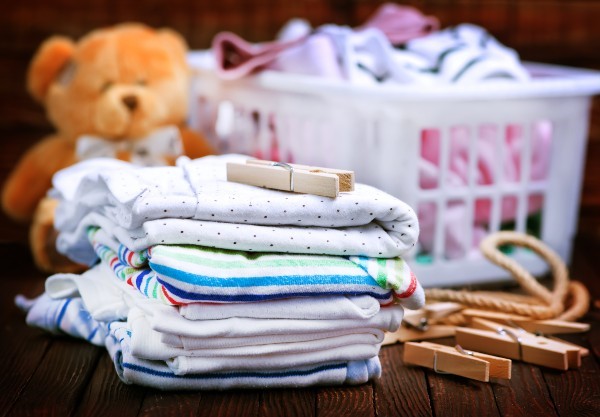 Cómo elegir y cuidar la ropa de bebé por mayor
